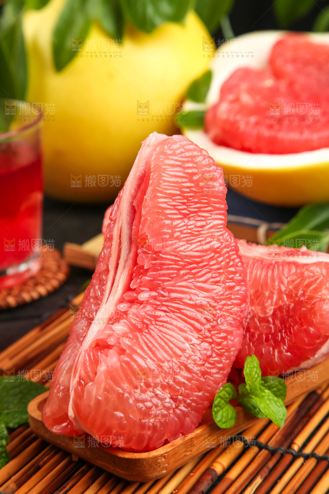 竹底上盘子里的红肉柚子