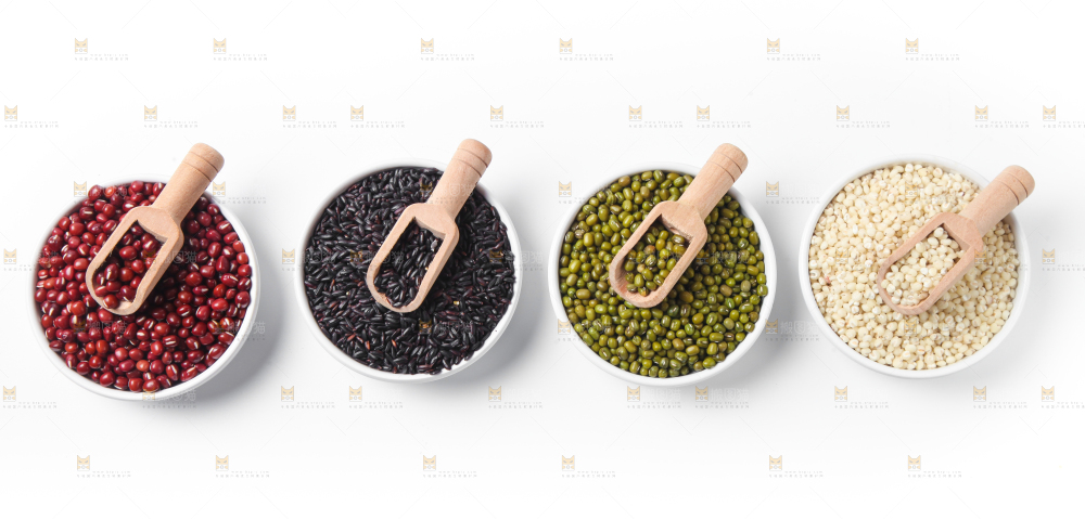 白底上的腊八粥食材