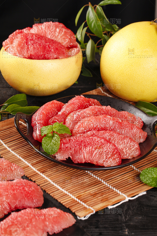 盘子里的红心柚子果肉