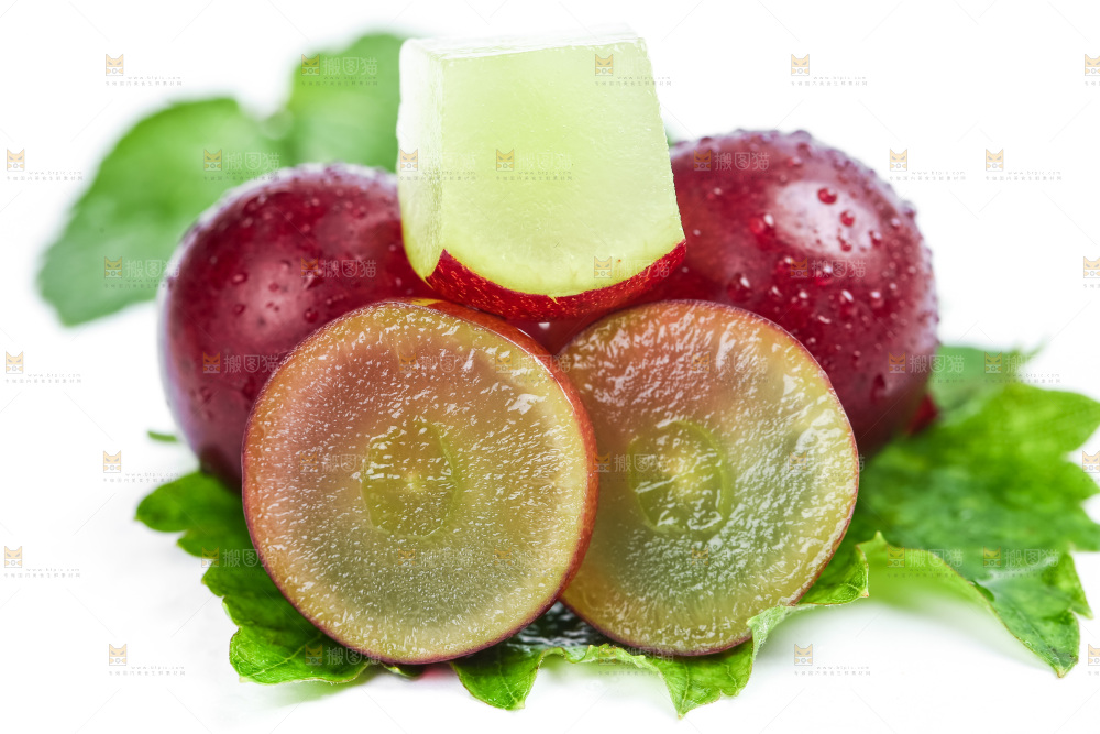 绿叶上放着红提