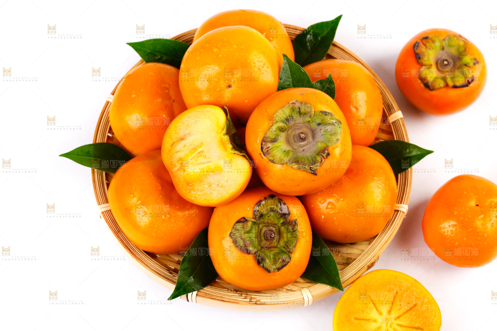 白底上放着一堆新鲜脆柿子