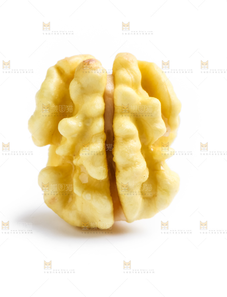 白底上摆放着核桃仁