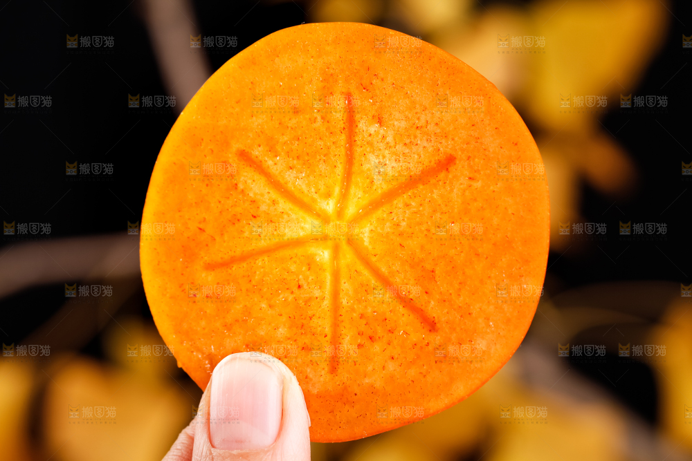 竹底上切块的巧克力柿子