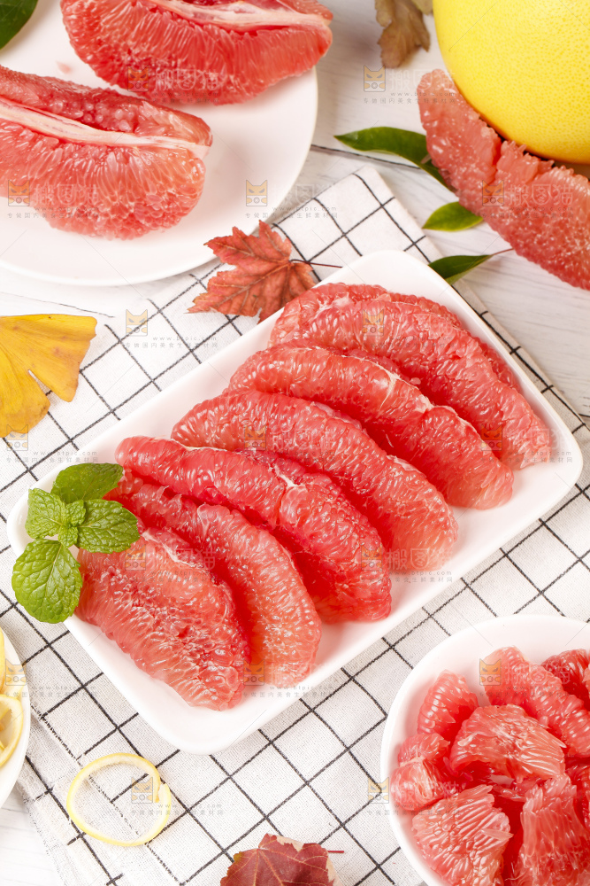 盘子里的红心柚子果肉