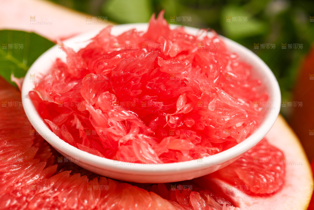 碟子里装着红心柚子的果肉