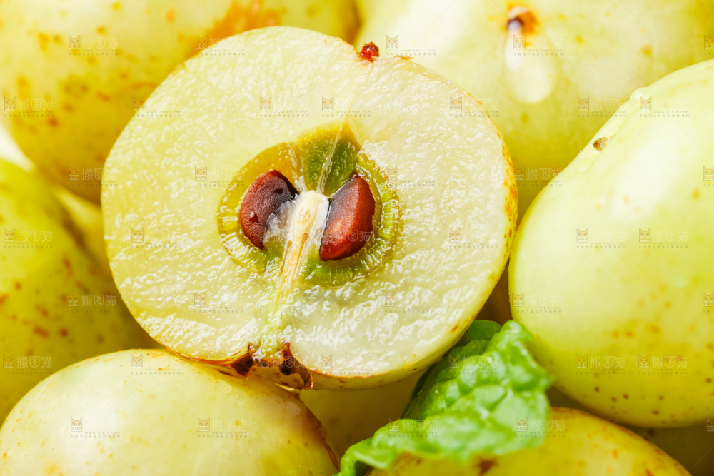 白底上摆放着余甘果