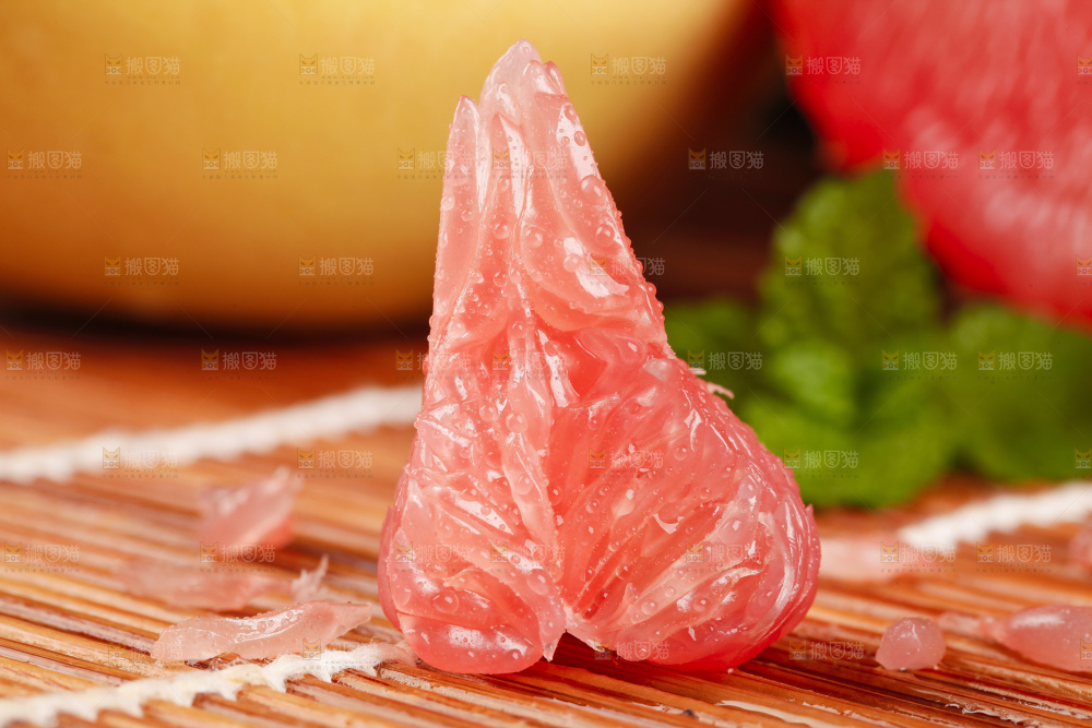 竹底上的平和红心柚子