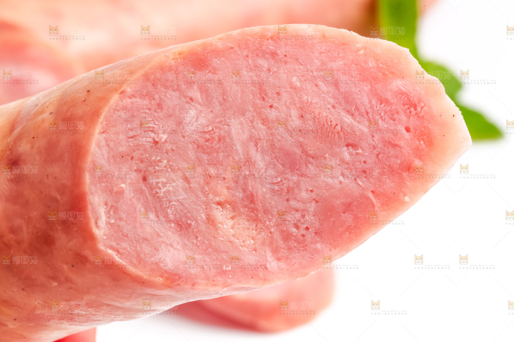 白底上摆放着肉肠