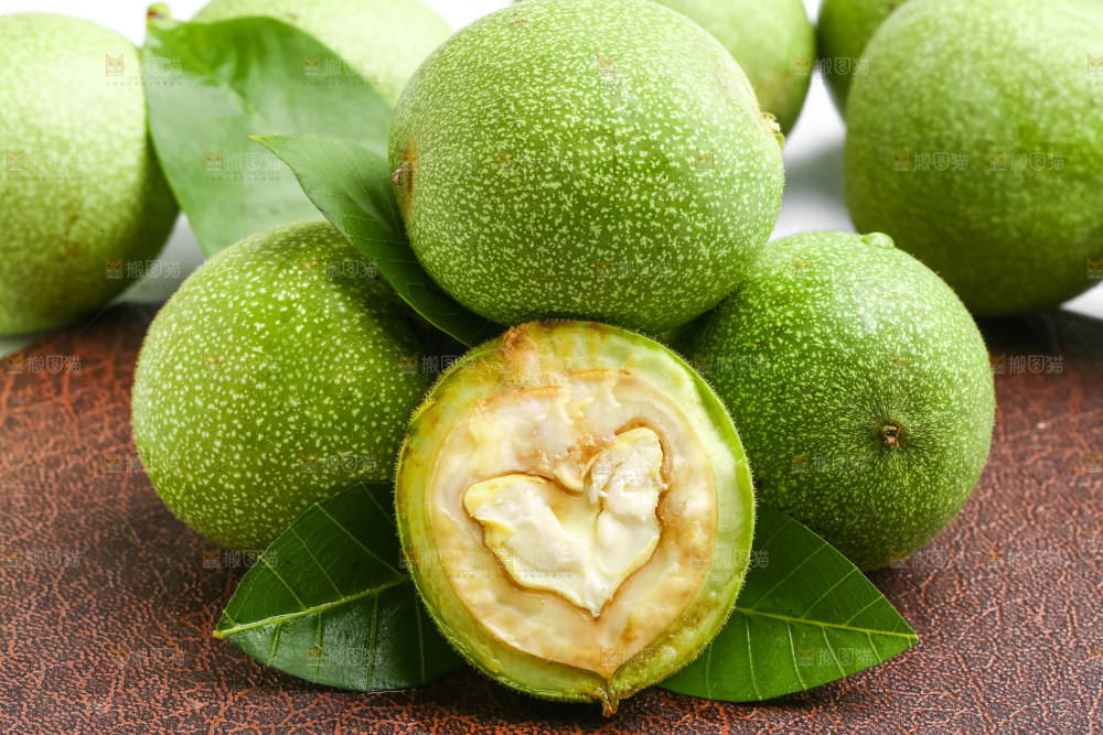 摆放着一堆的青核桃