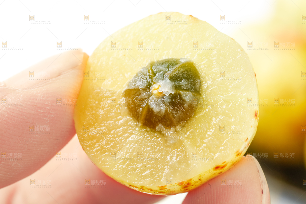 手里拿着新鲜油甘果