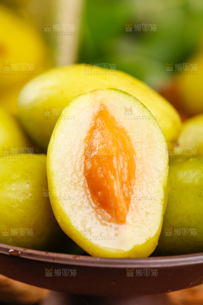 深底上盘子里的甜橄榄