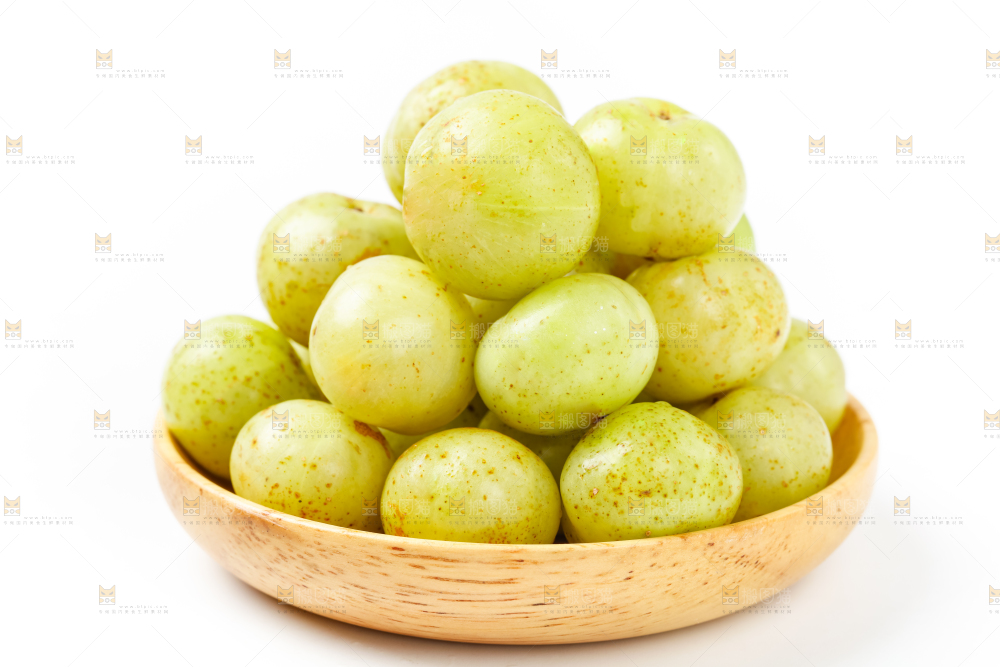 白底上摆放着余甘果