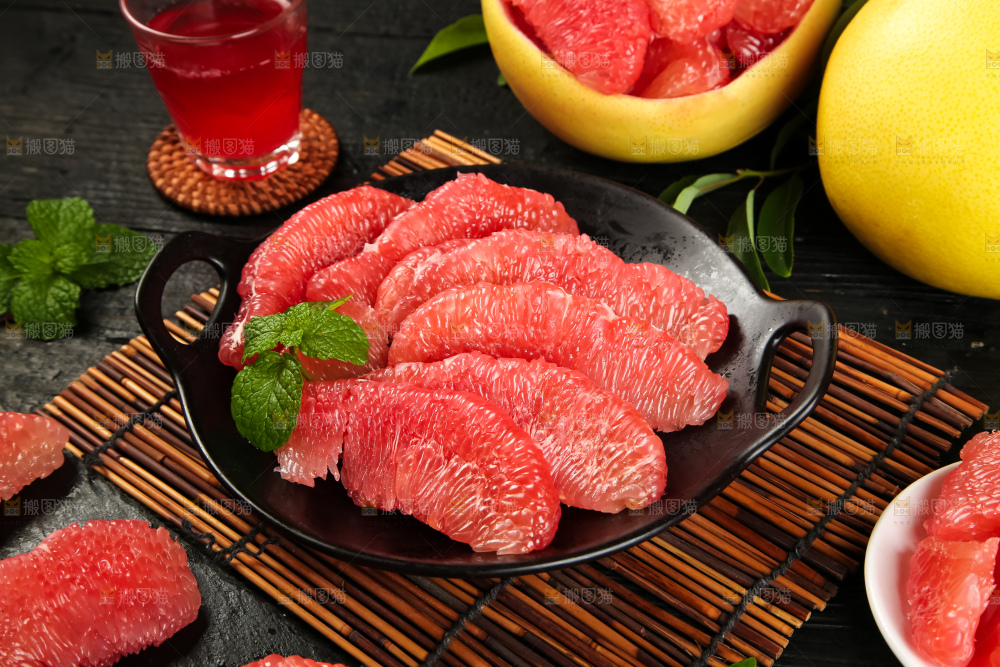 竹底上放着一盘红心柚