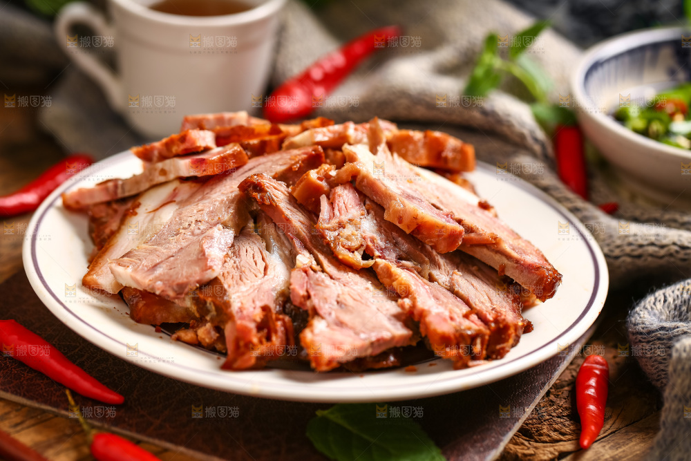 盘子里装着卤肉