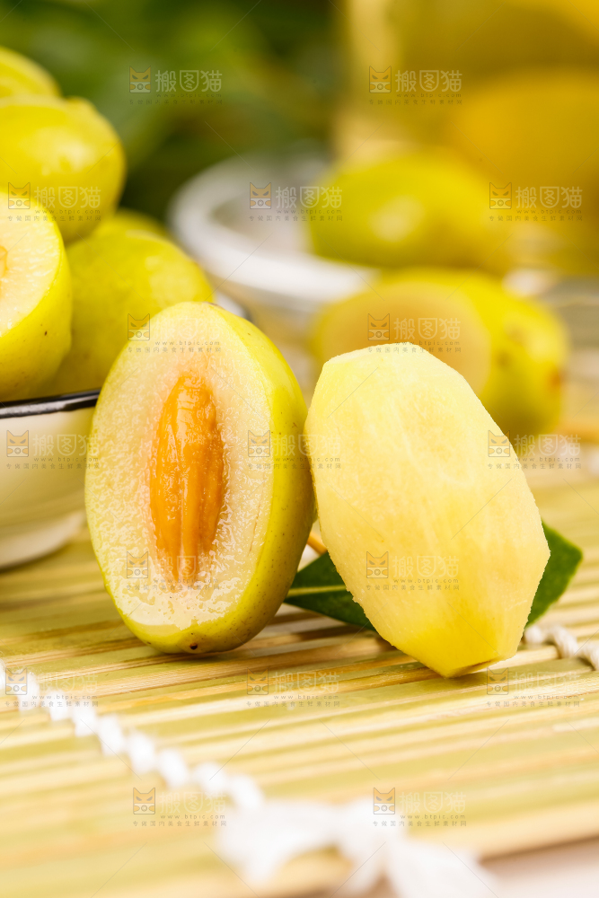 竹底上的橄榄果