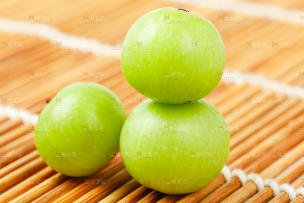 竹底上放着油甘子