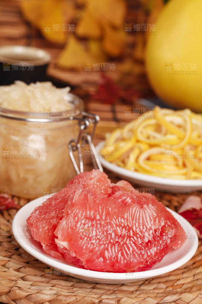 垫子上盘子里的红心柚子果肉