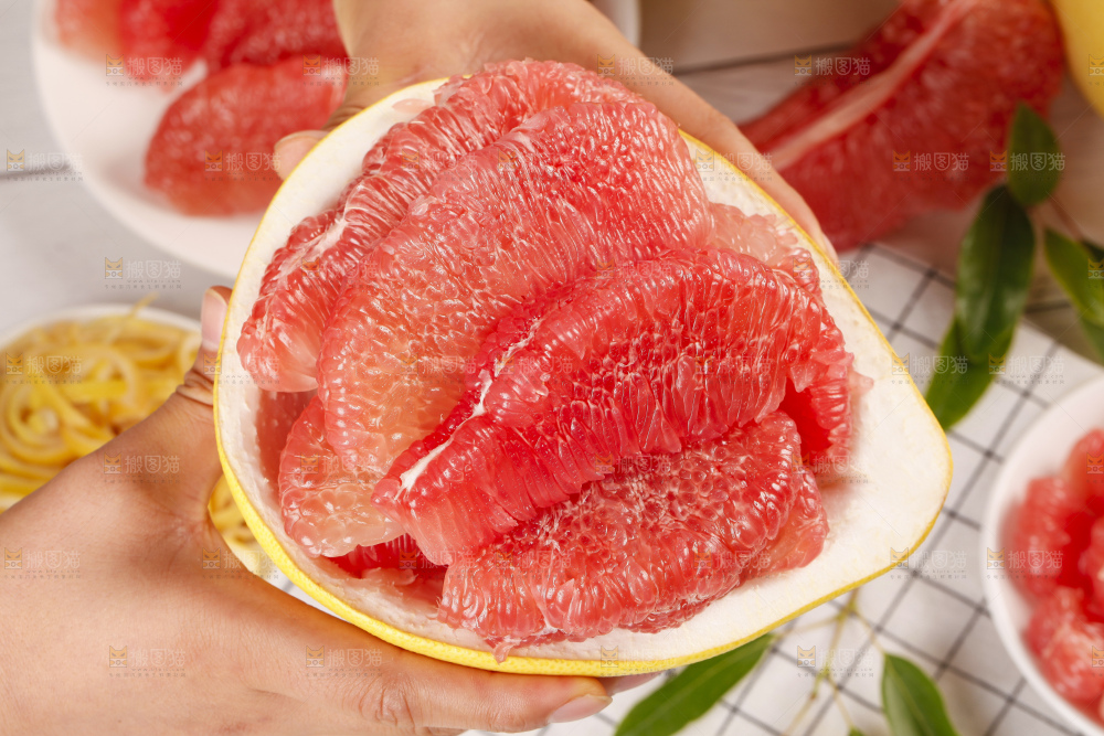 手上端着福建平和红肉蜜柚