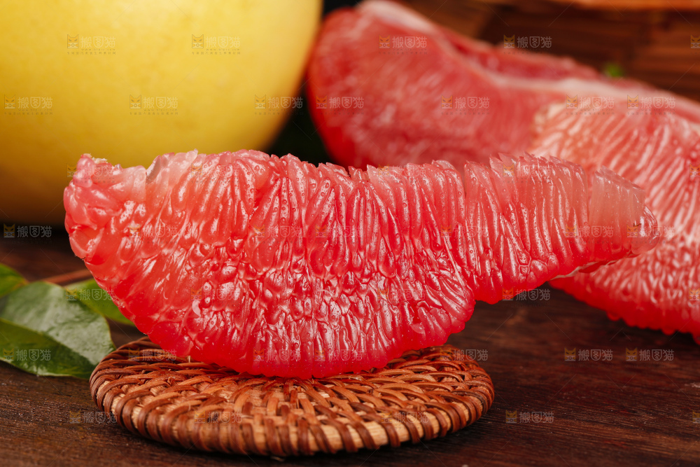 深底上的越南红心柚