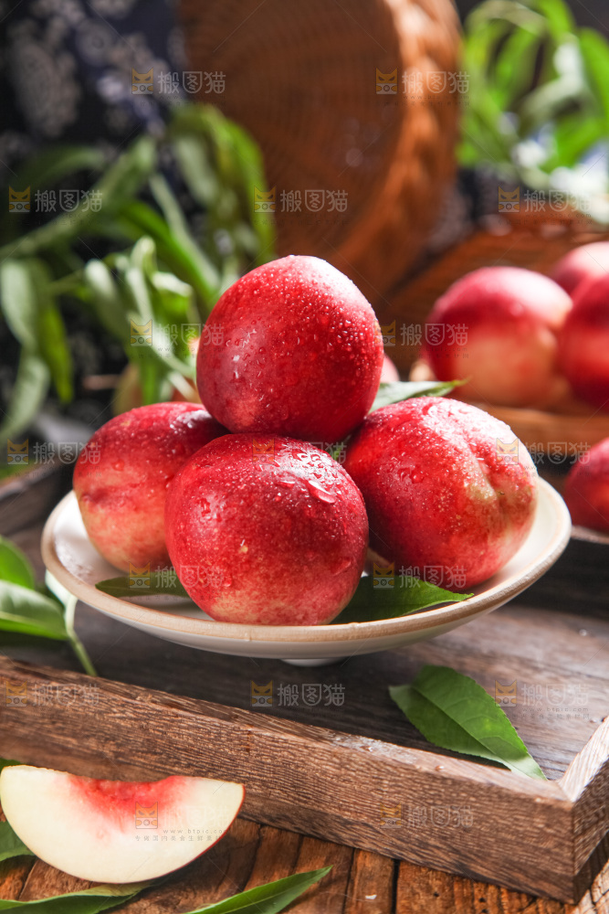 盘子里装着新鲜油桃