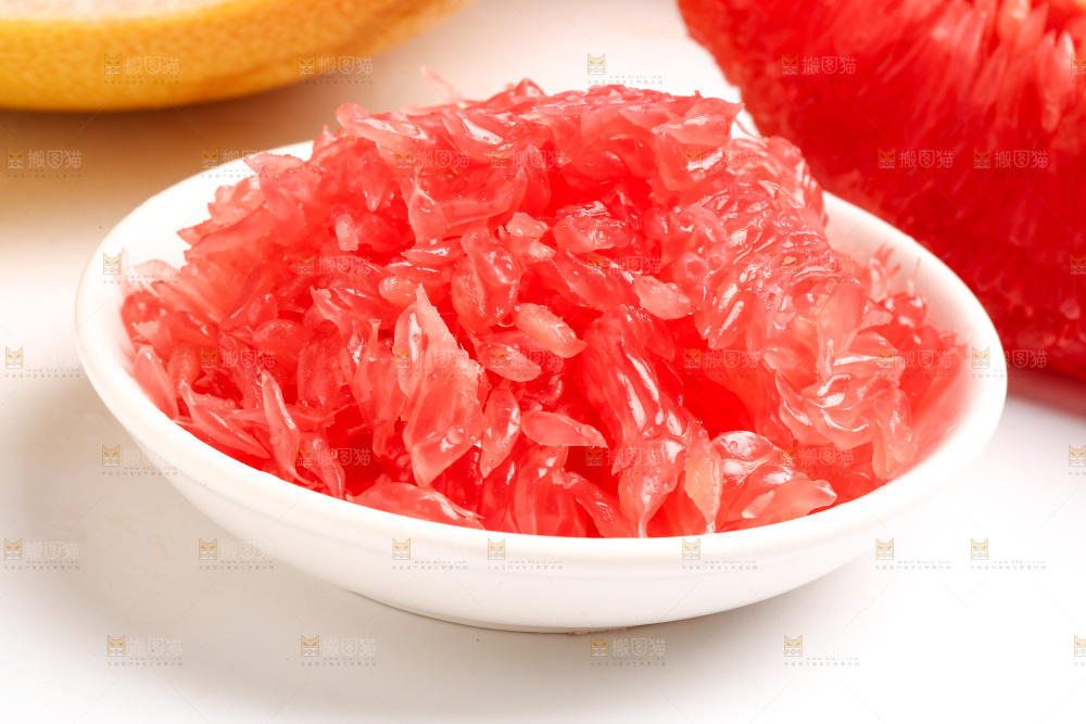 碟子里装着红心柚子的果肉