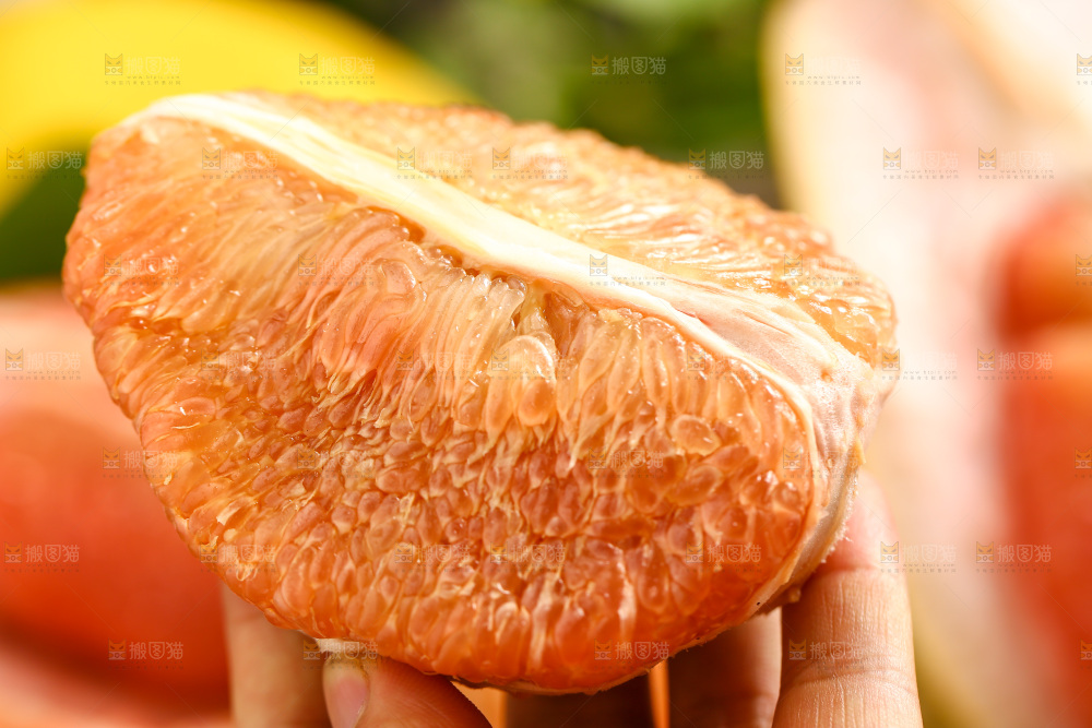 手里拿着黄心柚子
