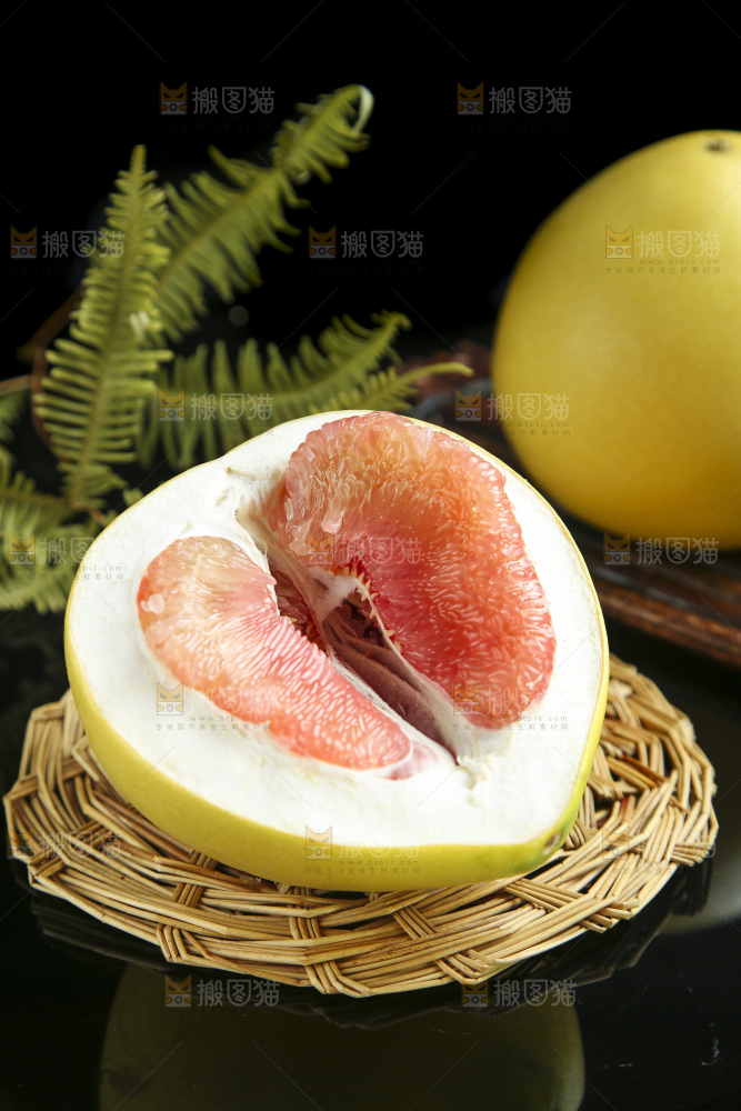 垫子上放着三红柚