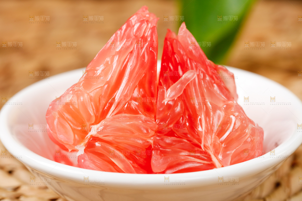 深底上的红肉柚子