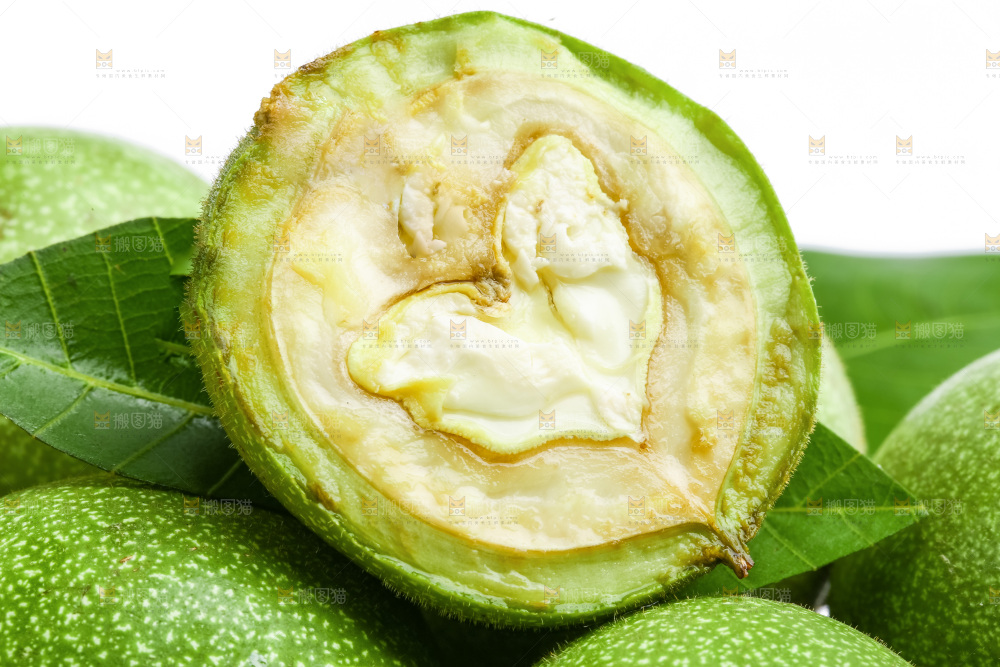 摆放着一堆的青核桃