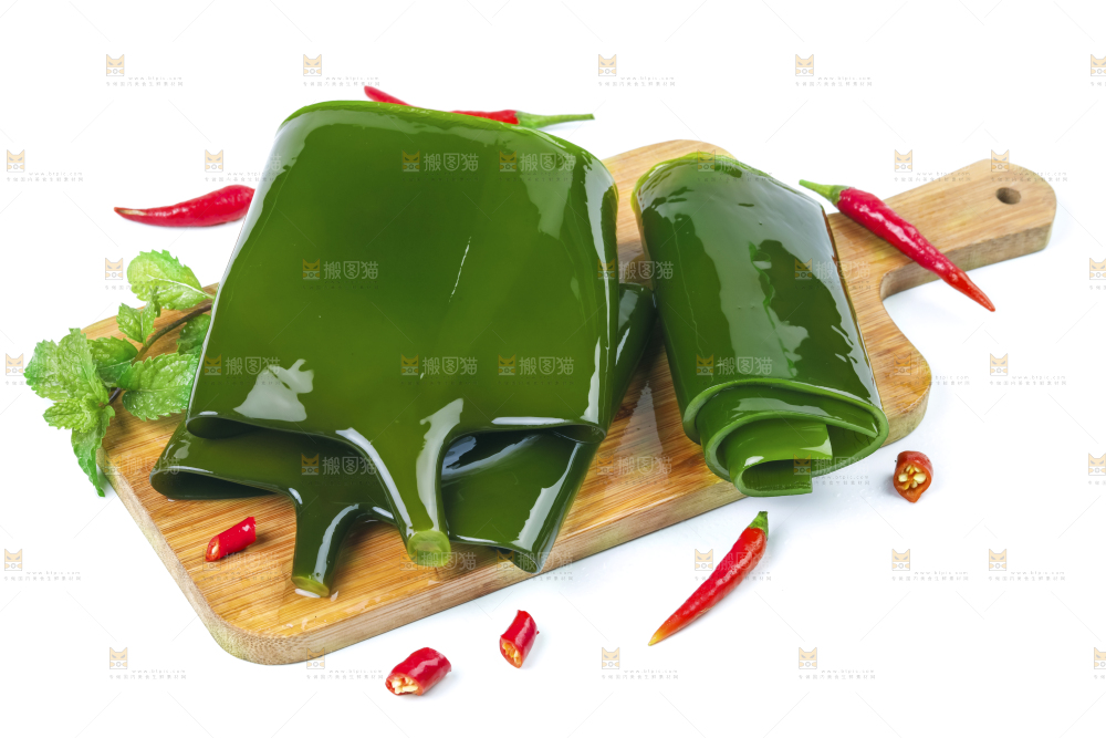 木板上放着新鲜海带