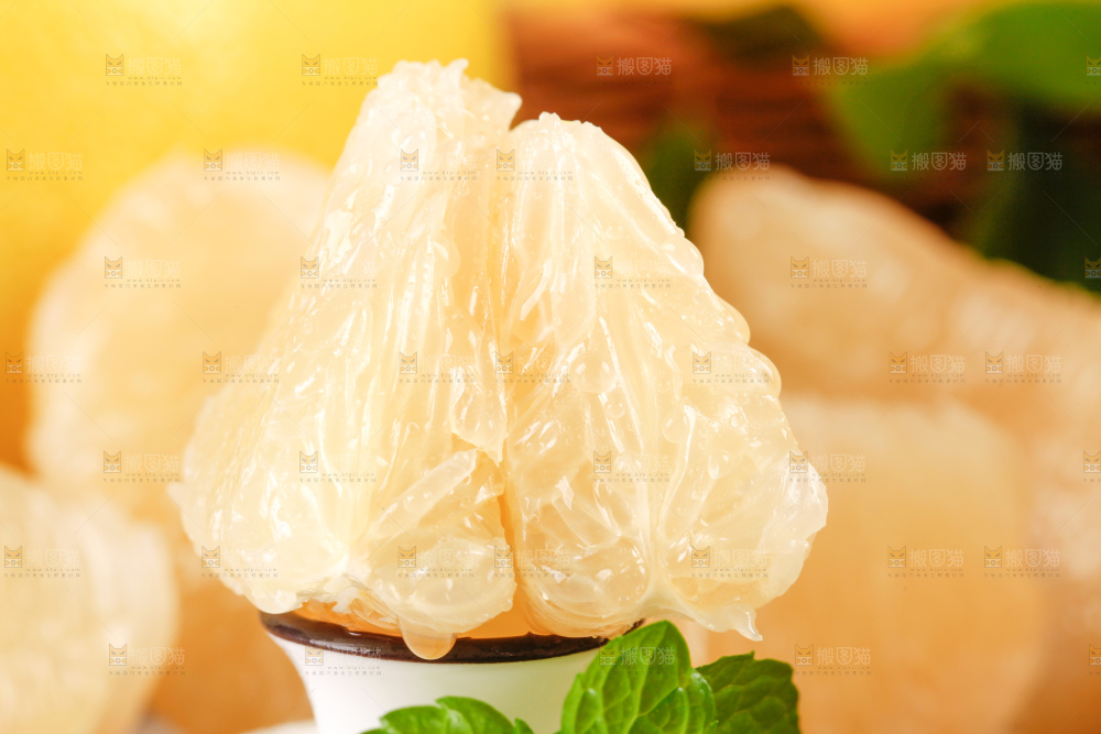盘子里的柚子果肉