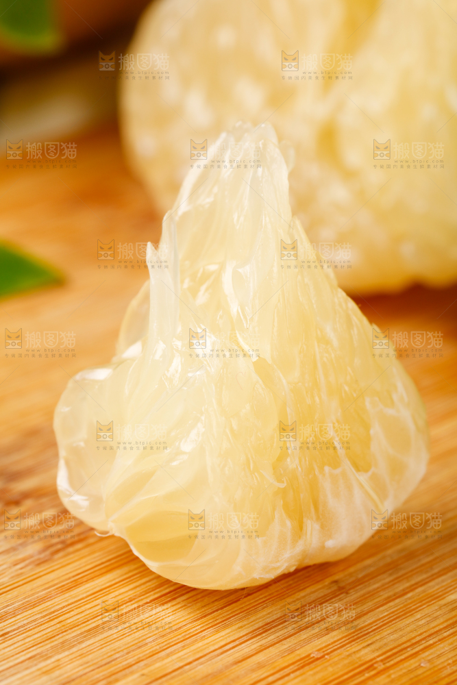 木底上的白肉蜜柚