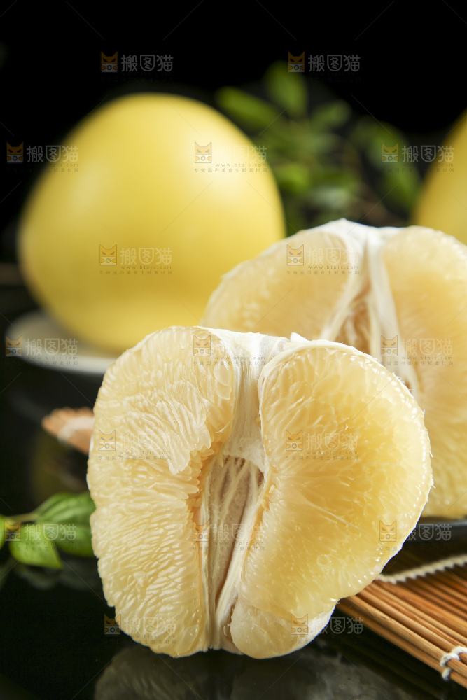 竹底上的白心蜜柚