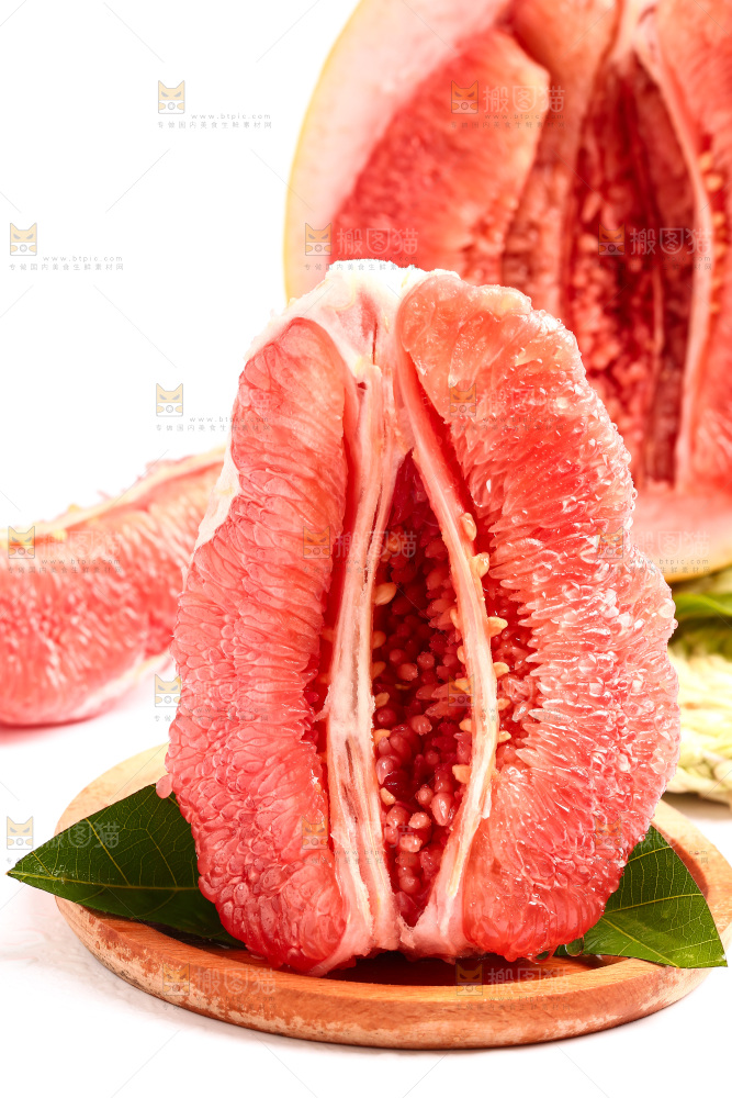 木底上放着红心蜜柚