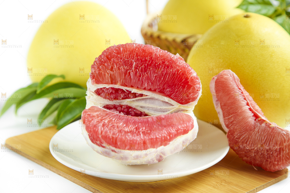 木板上的平和红心柚子