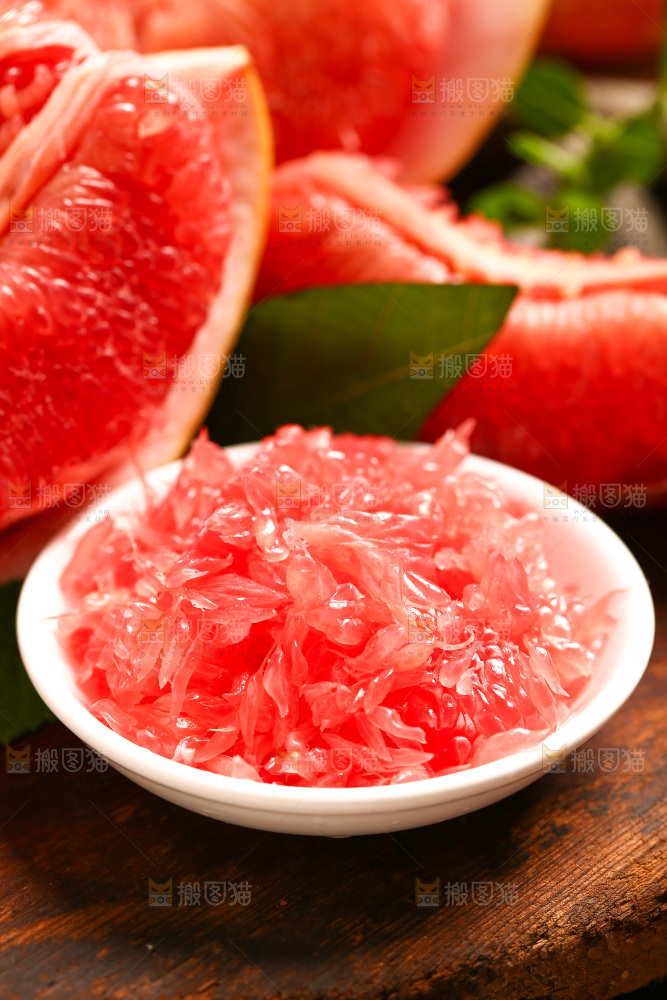 碟子里装着红心柚子的果肉