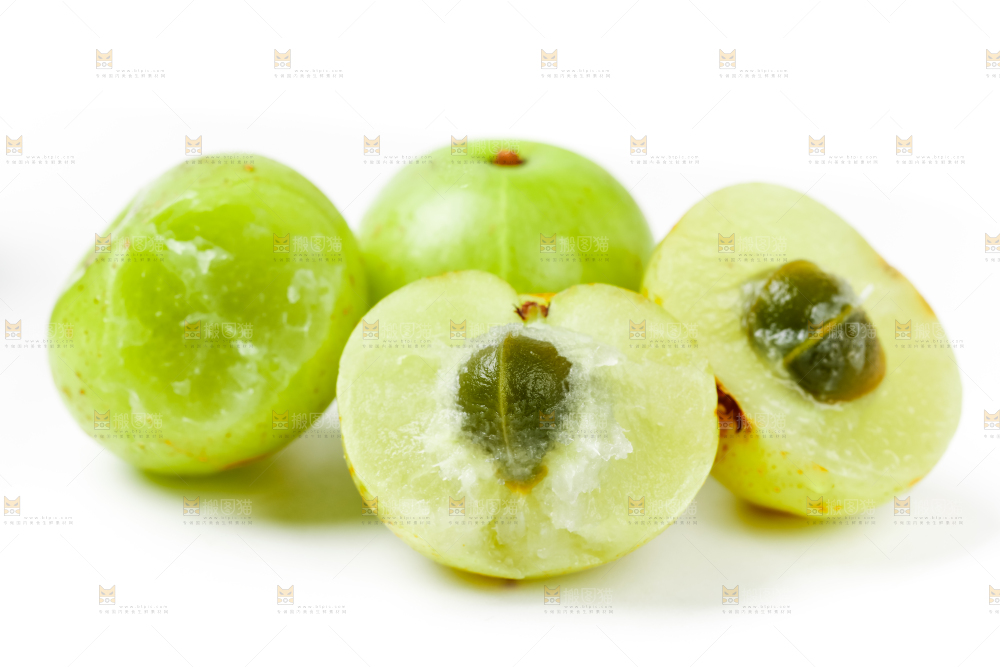 白底上摆放着余甘果