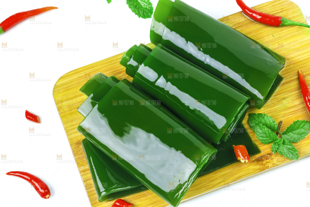 木板上放着新鲜海带