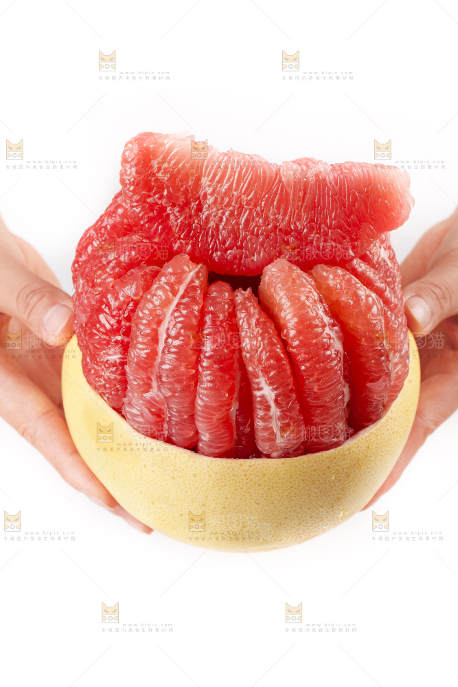 手上捧着红肉柚子
