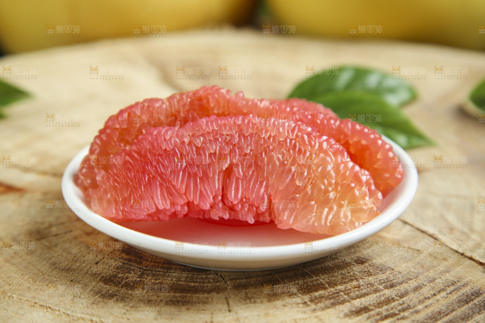 盘子里装着柚子果肉