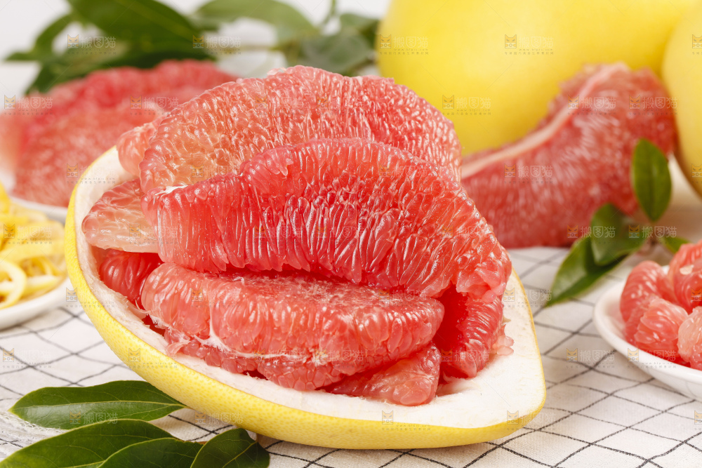 格子底上放着红肉蜜柚
