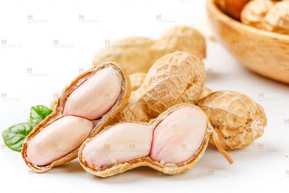 白底上盘子里的生花生