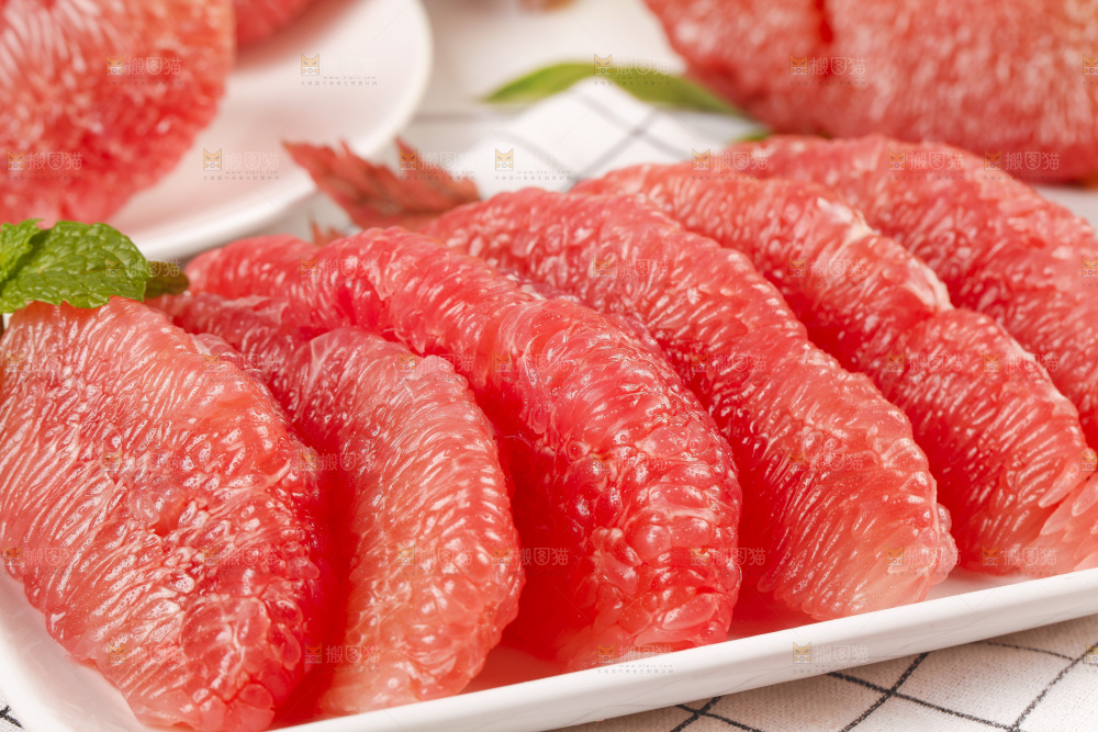 盘子里的红心柚子果肉