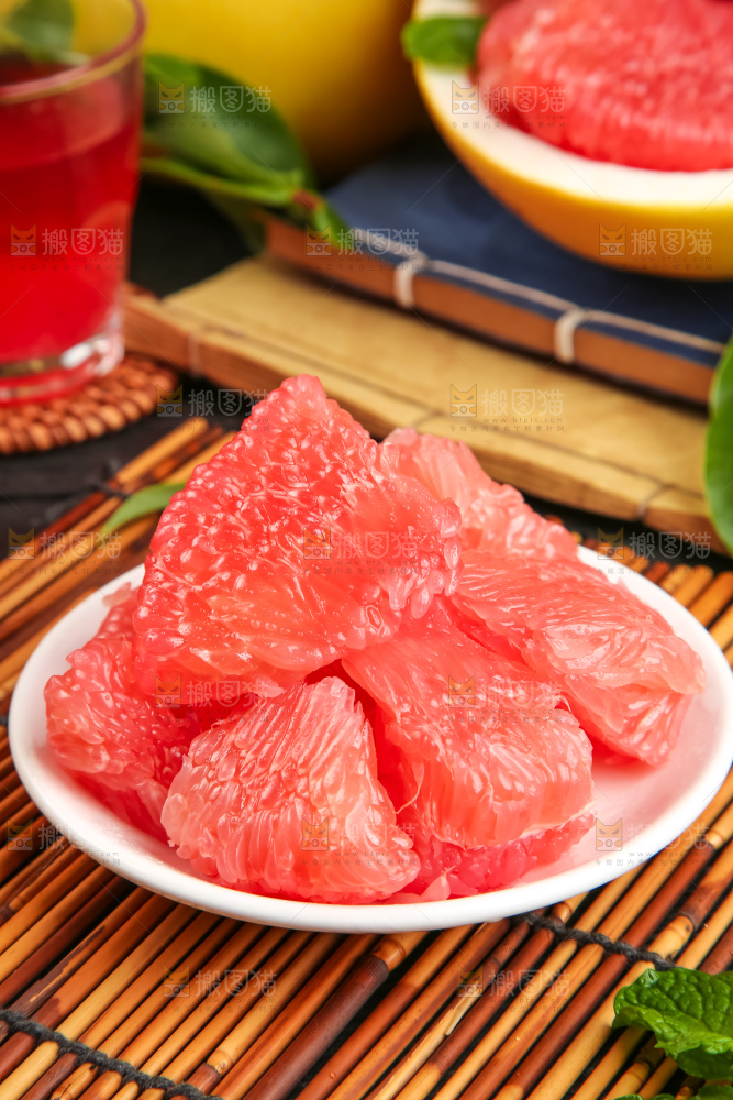 盘子里的红心蜜柚果肉