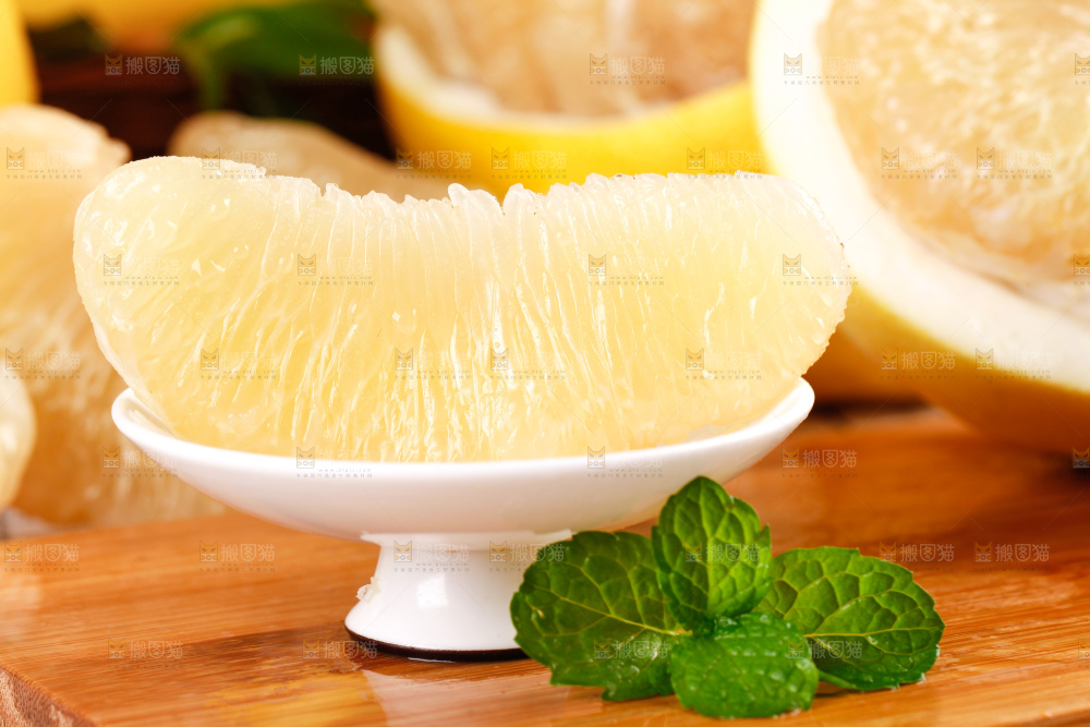 木板上的水晶蜜柚
