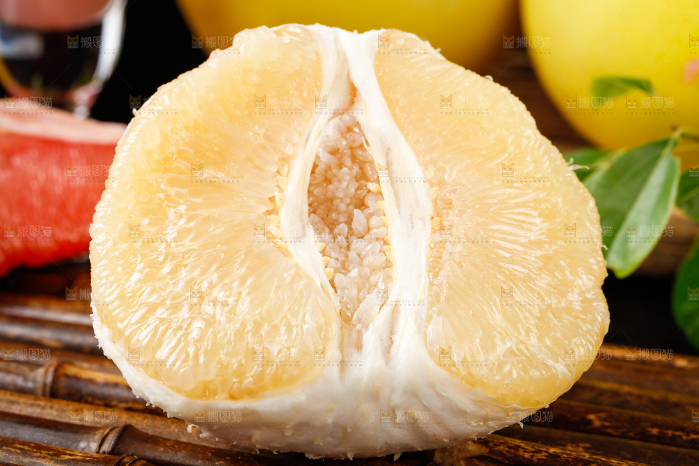 深底上的白心蜜柚