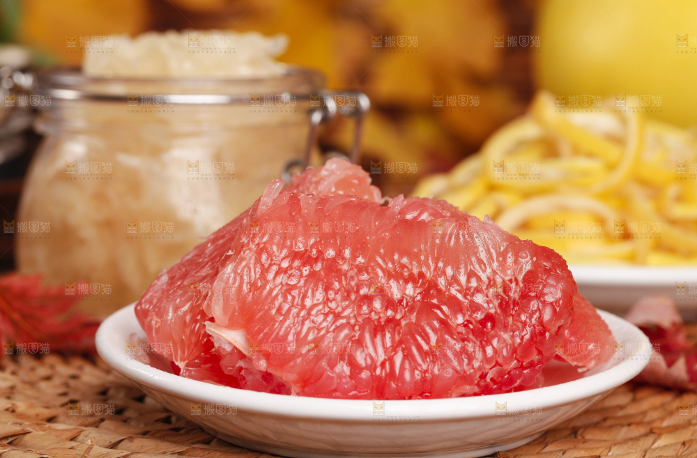 垫子上盘子里的红心柚子果肉