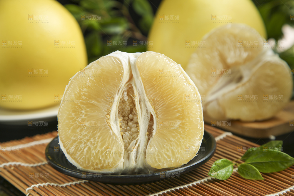 竹底上的白心蜜柚