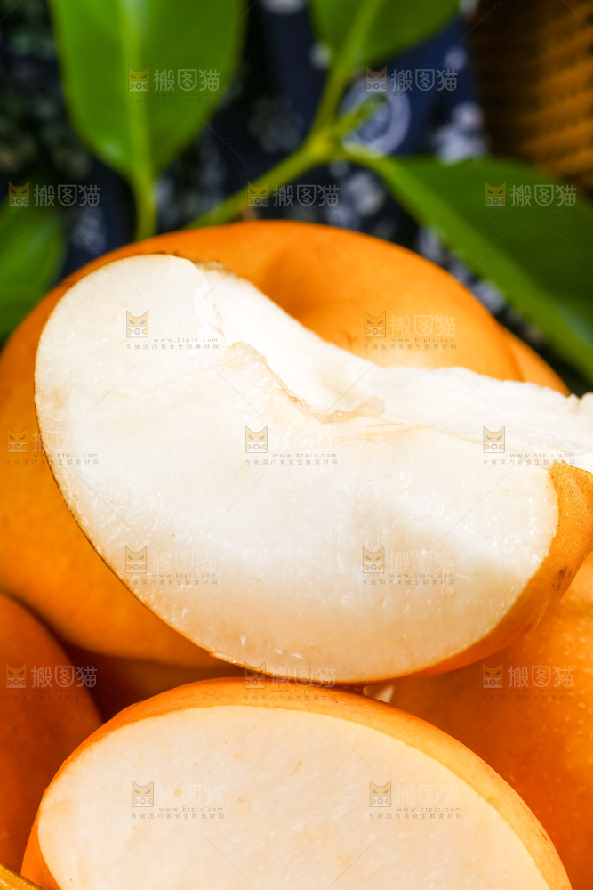 摆放着一堆的新鲜丰水梨