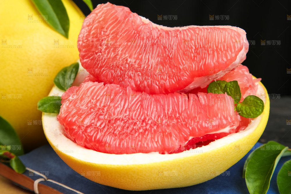 竹底上盘子里的红肉柚子